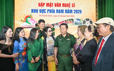 General Nguyen Trong Nghia meets with artists and writers in Southern Vietnam